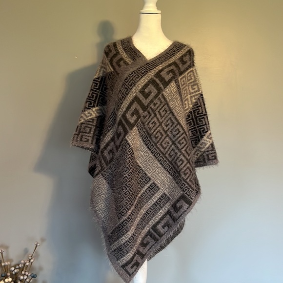 Boutique Gray and Tan Poncho, One Size - Picture 4 of 6